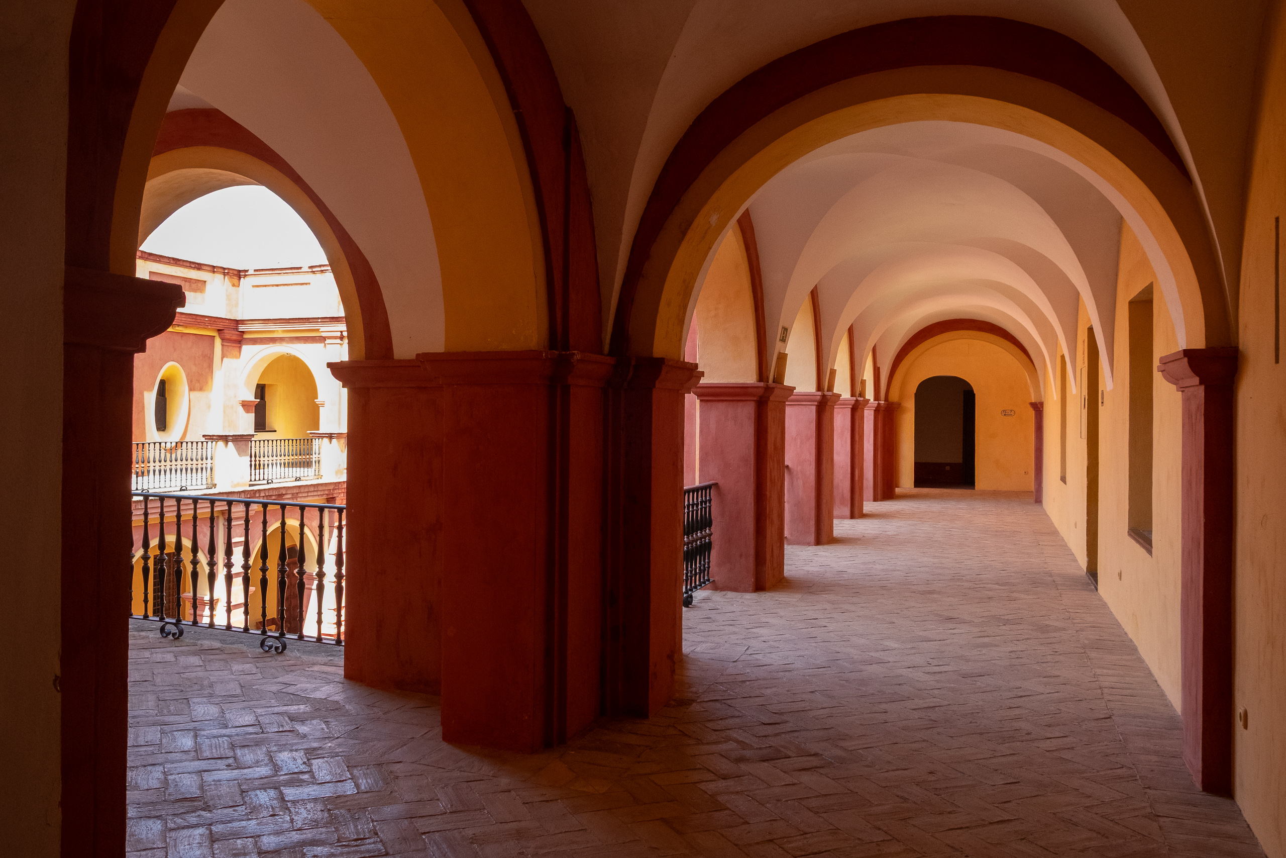 Der Kreuzgang des Klosters – terrakottafarbene Bögen
